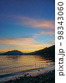 夕暮れ時の美しい河口湖畔 98343060