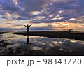 日本のウユニ塩湖、父母ヶ浜で万歳 98343220