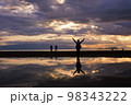 ここはウユニ塩湖ではありません。日本です。 98343222