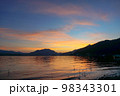 夕暮れ時の美しい河口湖畔 98343301