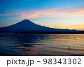 湖越しに眺める夕暮れ時の美しい富士山 98343302