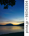 夕暮れ時の美しい河口湖畔 98343304