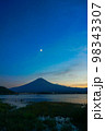 湖越しに眺める夕暮れ時の美しい富士山 98343307