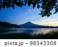 湖越しに眺める夕暮れ時の美しい富士山 98343308