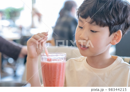 子供 男の子 一人 98344215