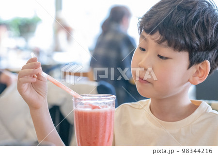 子供 男の子 一人 98344216