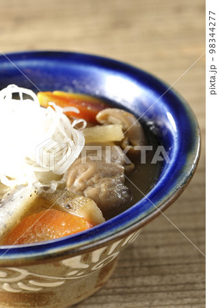 人参、蒟蒻、牛蒡、大根の入った豚のもつ煮込み 人参、蒟蒻、牛蒡、大根の入った豚のもつ煮込み 98344277