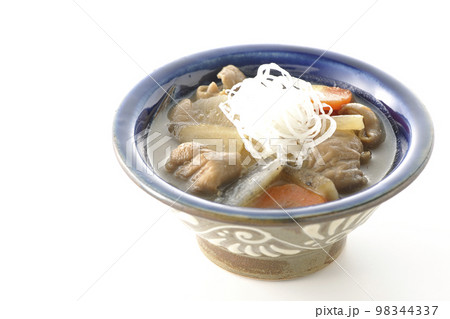 人参、蒟蒻、牛蒡、大根の入った豚のもつ煮込みを白背景で撮影 人参、蒟蒻、牛蒡、大根の入った豚のもつ煮込みを白背景で撮影 98344337