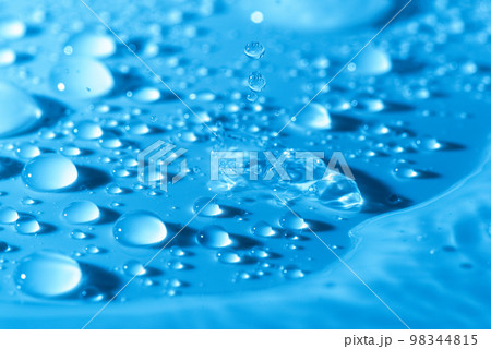 弾く水滴 弾く水滴 98344815