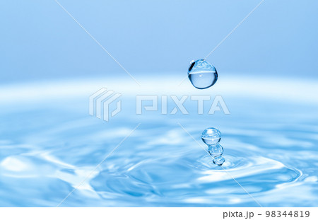 水しぶき 98344819