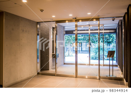 分譲マンションのエントランス 98344914