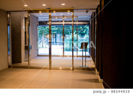 分譲マンションのエントランス 98344919