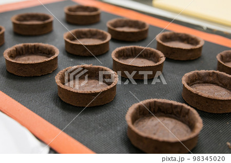 チョコレートのお菓子の調理風景 98345020