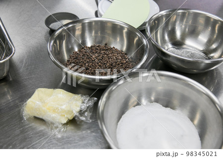 チョコレートのお菓子の調理風景 98345021