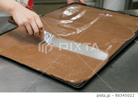 チョコレートのお菓子の調理風景 98345022