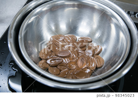 チョコレートのお菓子の調理風景 チョコレートのお菓子の調理風景 98345023