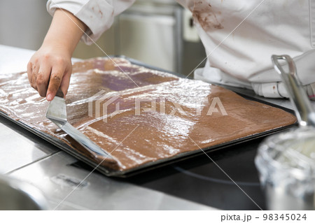 チョコレートのお菓子の調理風景 98345024