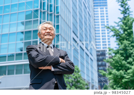 ビジネスマン 経営者 シニア ビジネスマン 経営者 シニア 98345027