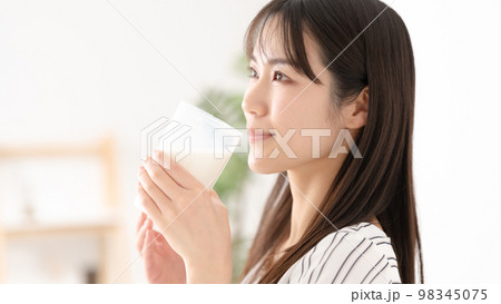 牛乳を飲む女性　プロテイン　健康 98345075