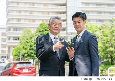 ビジネスマン　ポートレート　2人 98345133