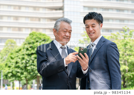 ビジネスマン　ポートレート　2人 98345134