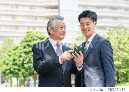 ビジネスマン　ポートレート　2人 98345135