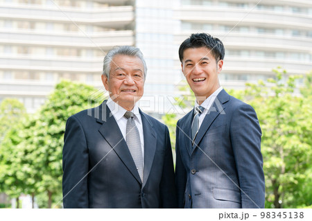 ビジネスマン　ポートレート　2人 98345138