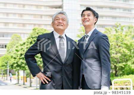 ビジネスマン　ポートレート　2人 98345139