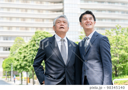 ビジネスマン　ポートレート　2人 98345140