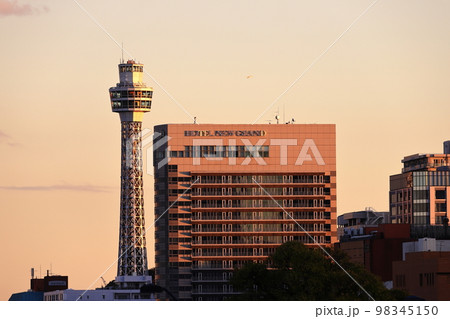 横浜港 マリンタワーと街並み 夕景 横浜港 マリンタワーと街並み 夕景 98345150