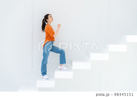 階段の若い女性 98345151