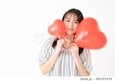 ハートを持つ女性 ハートを持つ女性 98345434