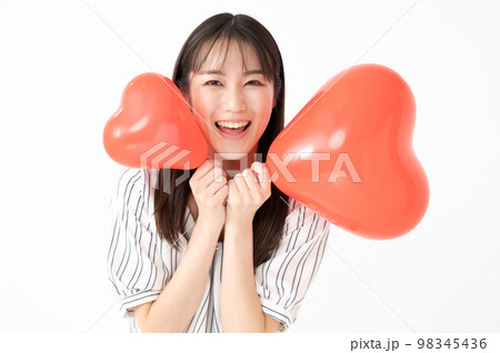 ハートを持つ女性 ハートを持つ女性 98345436