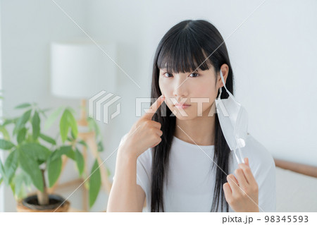 マスクを耳にかけて肌の調子を気にするz世代の女の子 98345593