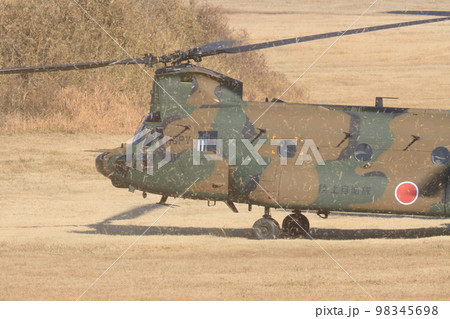 ダウンウォッシュを巻き上げるヘリコプター 陸上自衛隊 CH-47J ダウンウォッシュを巻き上げるヘリコプター 陸上自衛隊 CH-47J 98345698