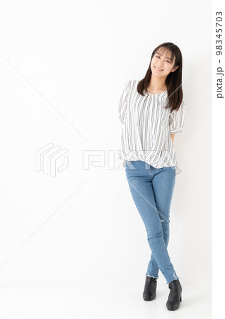 女性ポートレート 笑顔 全身 ポーズ 女性ポートレート 笑顔 全身 ポーズ 98345703