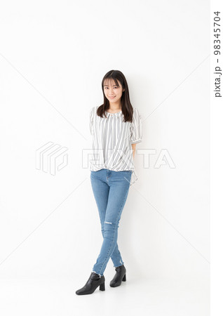 女性ポートレート 笑顔 全身 ポーズ 女性ポートレート 笑顔 全身 ポーズ 98345704