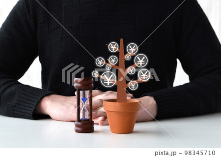 投資家男性とお金のなる木 98345710