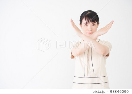 腕でバツ印を作るエステ・美容クリニックの女性 腕でバツ印を作るエステ・美容クリニックの女性 98346090