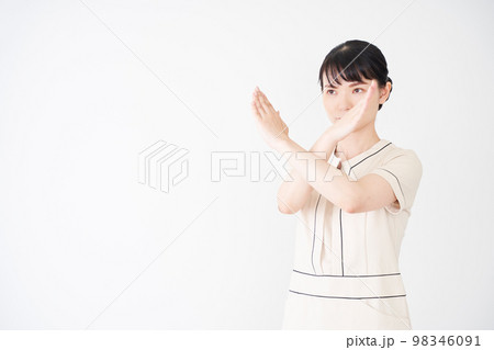 腕でバツ印を作るエステ・美容クリニックの女性 98346091