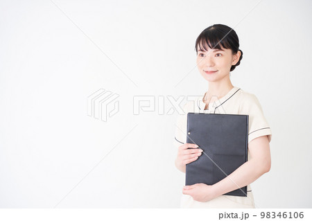 ファイルを持つエステ・美容クリニックの女性 ファイルを持つエステ・美容クリニックの女性 98346106