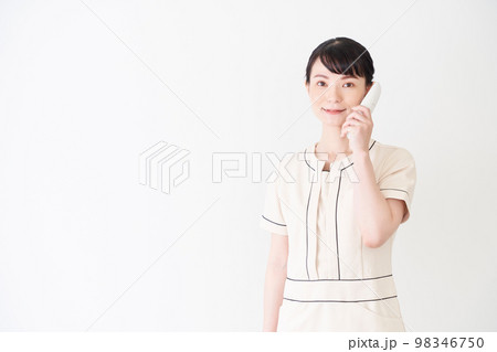 電話をするエステ・美容クリニックの女性 98346750