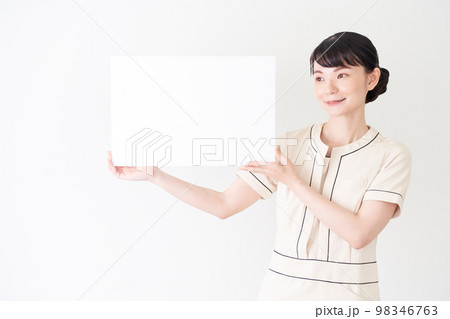 ホワイトボードを持つエステ・美容クリニックの女性 98346763