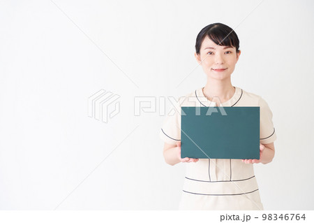 黒板を持つエステ・美容クリニックの女性 黒板を持つエステ・美容クリニックの女性 98346764
