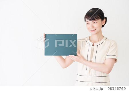 黒板を持つエステ・美容クリニックの女性 黒板を持つエステ・美容クリニックの女性 98346769