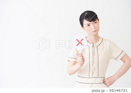 バツの棒をもつエステ・美容クリニックの女性 98346781