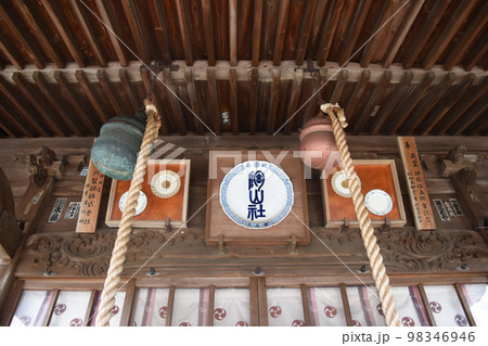 有田陶山神社の本殿の鈴 有田陶山神社の本殿の鈴 98346946