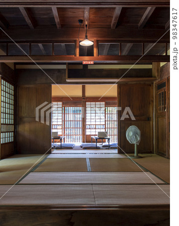 東京都立石神井公園　旧内田家住宅の居間 98347617