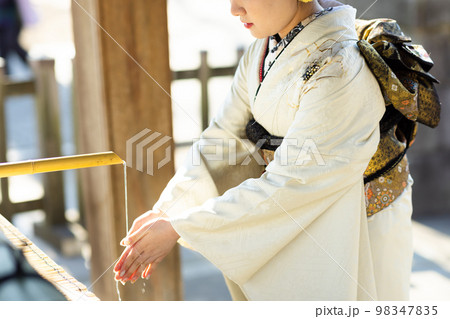 振袖を着た二十歳の女性 振袖を着た二十歳の女性 98347835