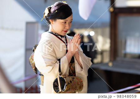 振袖を着た二十歳の女性 振袖を着た二十歳の女性 98348059